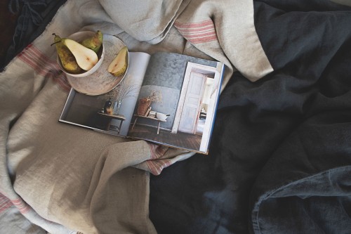 narzuta z lnu z czerwonymi pasami - narzuta z grubego lnu .jpeg