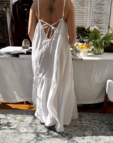 sukienka długa 100% lnu w kolorze białym - sukienka z dekoltem na plecach.jpeg