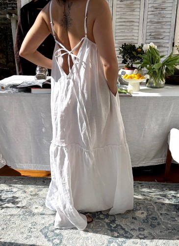 sukienka z lnu z głębokim dekoltem na plecach w kolorze białym .jpeg