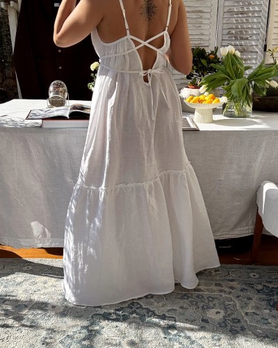 lniana sukienka w kolorze białym - sukienka maxi z dekoltem z tyłu.jpeg