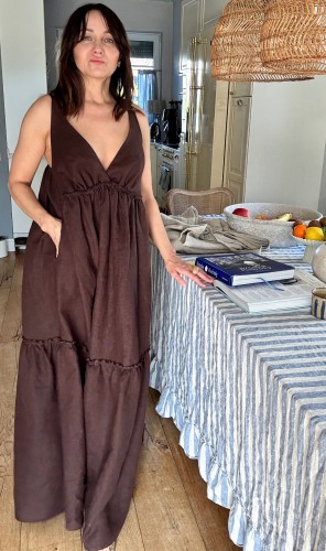 długa lniana sukienka na regulowanych ramiączkach z dekoltem na plecach.jpeg