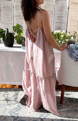 długa sukienka z lnu z głębokim dekoltem na plecach .jpeg