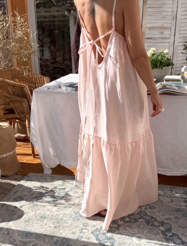 długa sukienka lniana z głębokim dekoltem na plecach.jpeg