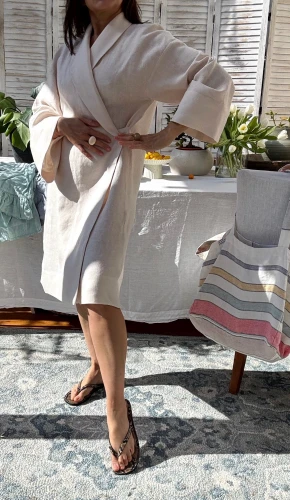 kimono z lnu w kolorze kremowym z rozszerzanym rękawem, wiązane w pasie.jpeg