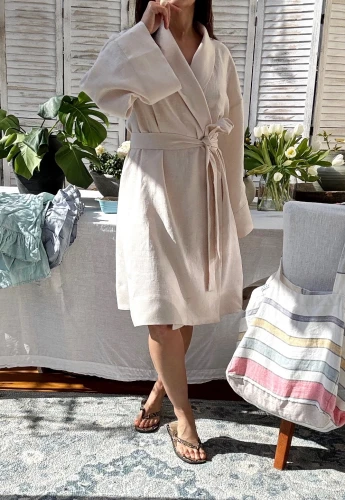 Kremowe lniane kimono do kolana z długim, rozszerzanym rękawem.jpeg