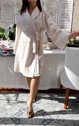 Lniane kimono z szalowym kołnierzem, długim rozszerzonym rękawem o długości midi .jpeg