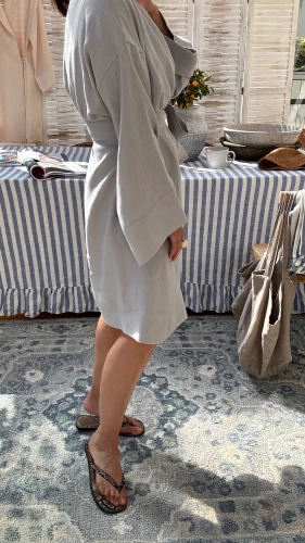 naturalne lniane kimono w kolorze szarym z rozszerzanym rękawem.jpeg
