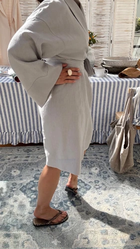 kimono lniane w szarym kolorze, wiązane w pasie, z długimi rozszerzanymi rękawami  .jpeg