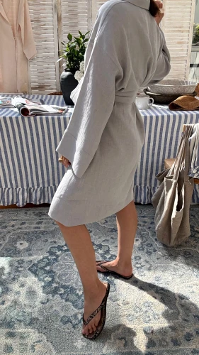 lniane kimono do kolan w kolorze szarym, wiązane w pasie.jpeg