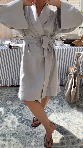szare kimono midi z lnu, z rozszerzanymi rękawami i wiązane w pasie.jpeg