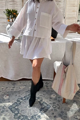 lniana krótka koszula w kolorze białym, zapinana na guziki, z rękawem 3/4 .jpeg