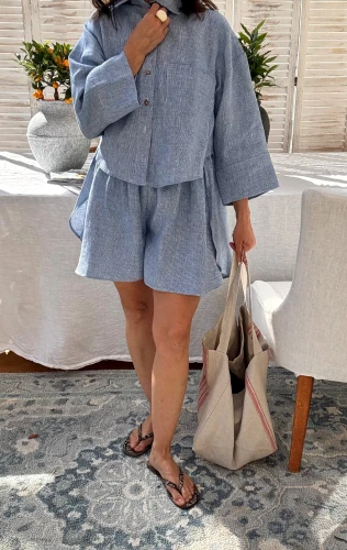 Krótka lniana koszula na guziki z rękawem 3/4, delikatnie oversize, 100% lnu.jpeg