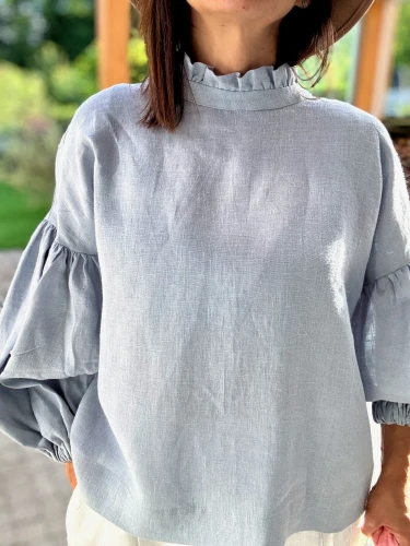 Lniana bluzka z odkrytymi plecami w kolorze light blue