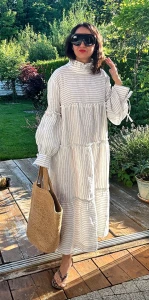 Długa lniana sukienka z falbanką pod szyją off-white w czarne prążki