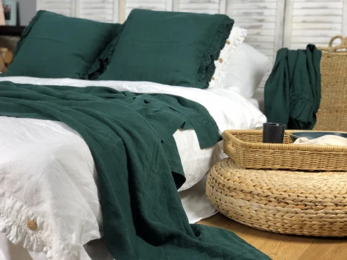 Lniana poszewka na poduszkę z falbankami bottle green 100% lnu